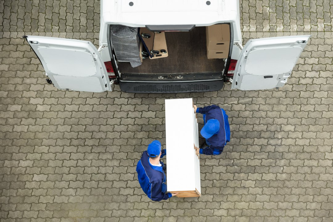 profesionales cargando una caja en una furgoneta